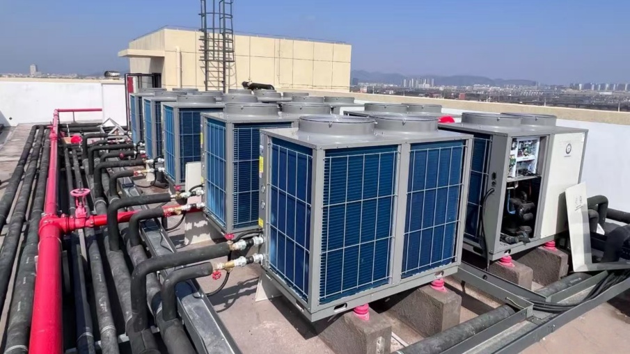Iseehitatud tehasehooned on varustatud kahe allikaga soojuspumbasüsteemidega, mis loob uue mudeli vähese CO2-heitega energiavarustuseks pargis